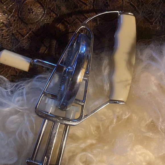 1950’s Vintage Hand Mixer - Stainless Steel cream handle on side - Picture 2 of 11